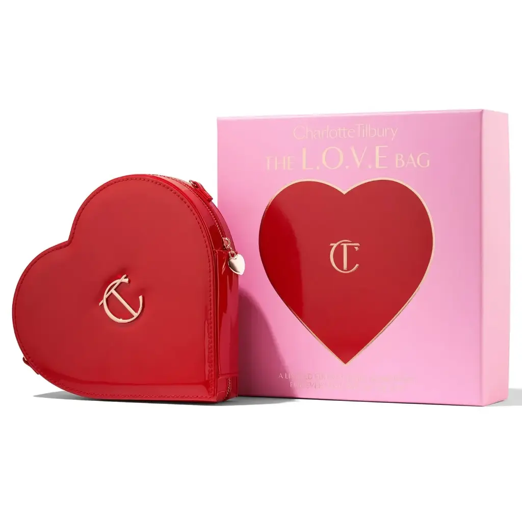 شارلوت تيلبوري - حقيبة مكياج لوف هارت باللون الاحمر إصدار محدود